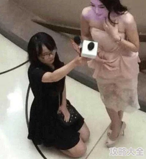 美女露出 让男生玩：揭秘背后不为人知的笑声源泉